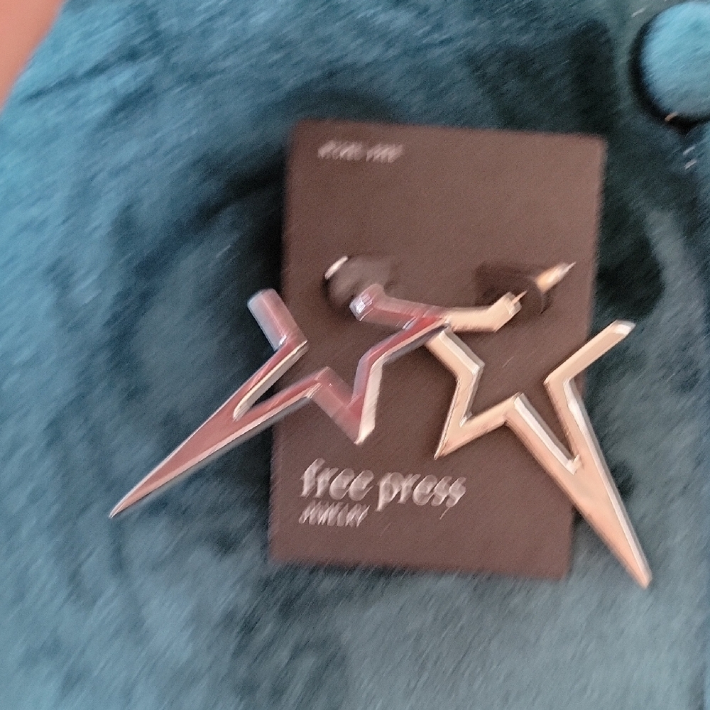Free Press Silver Star Earrings - Picture 8 of 12